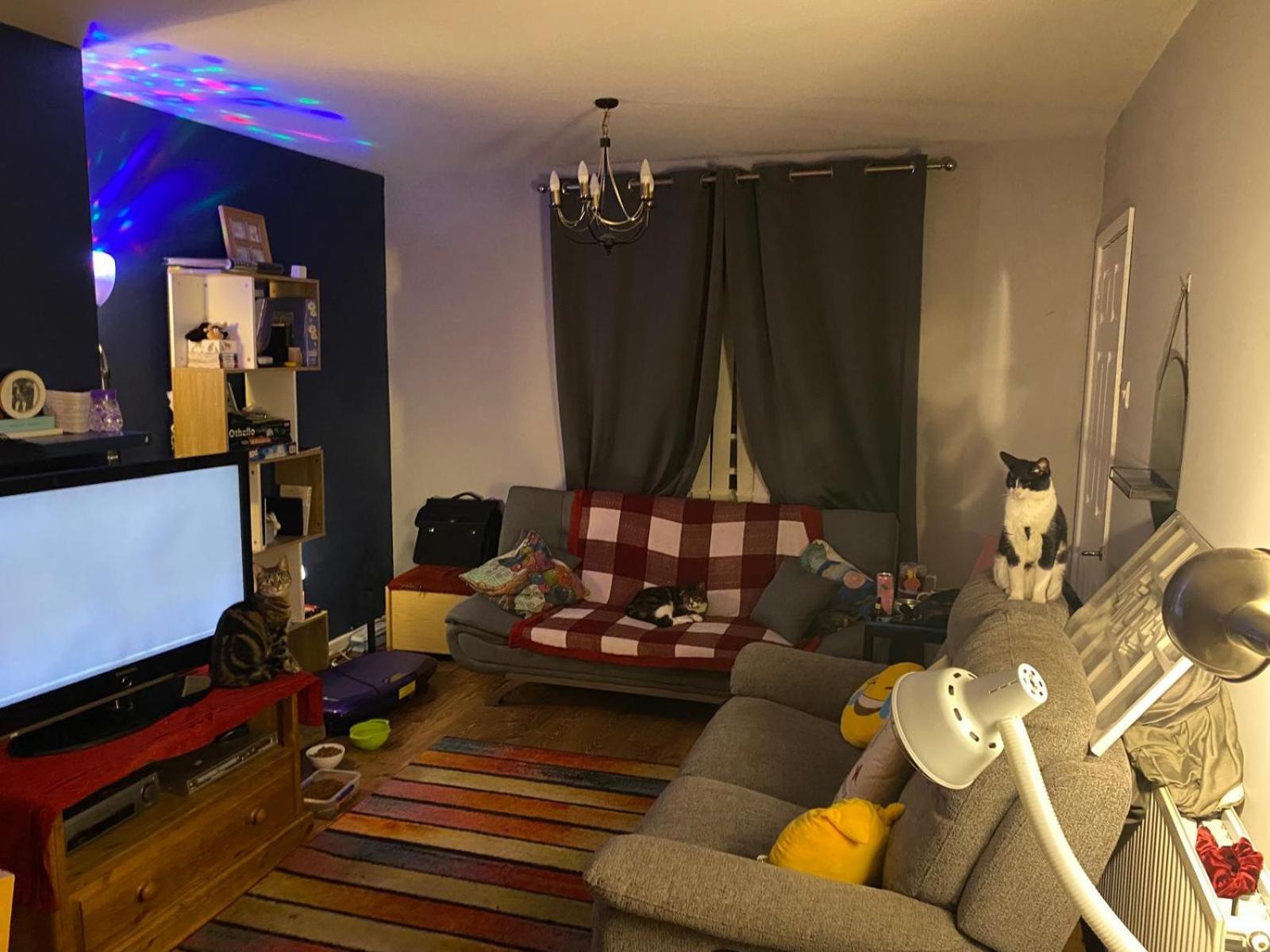 Hospedagem domiciliar Cosy With Parking & Garden Manchester